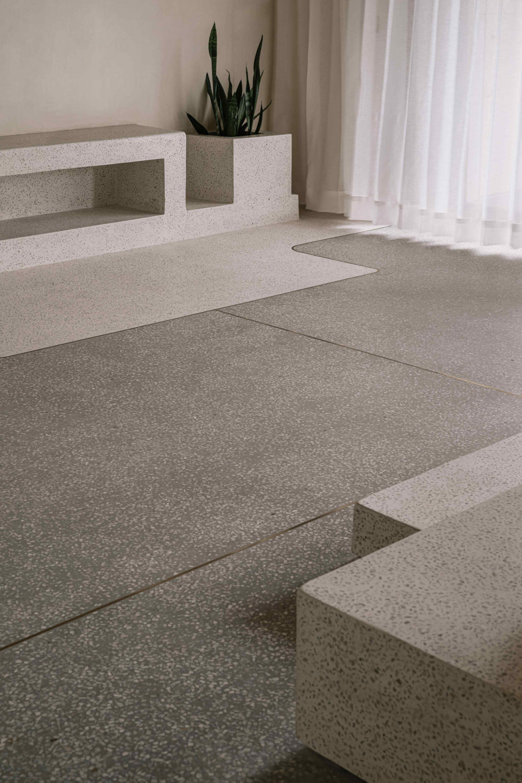 An interplay of the monochromatic palette