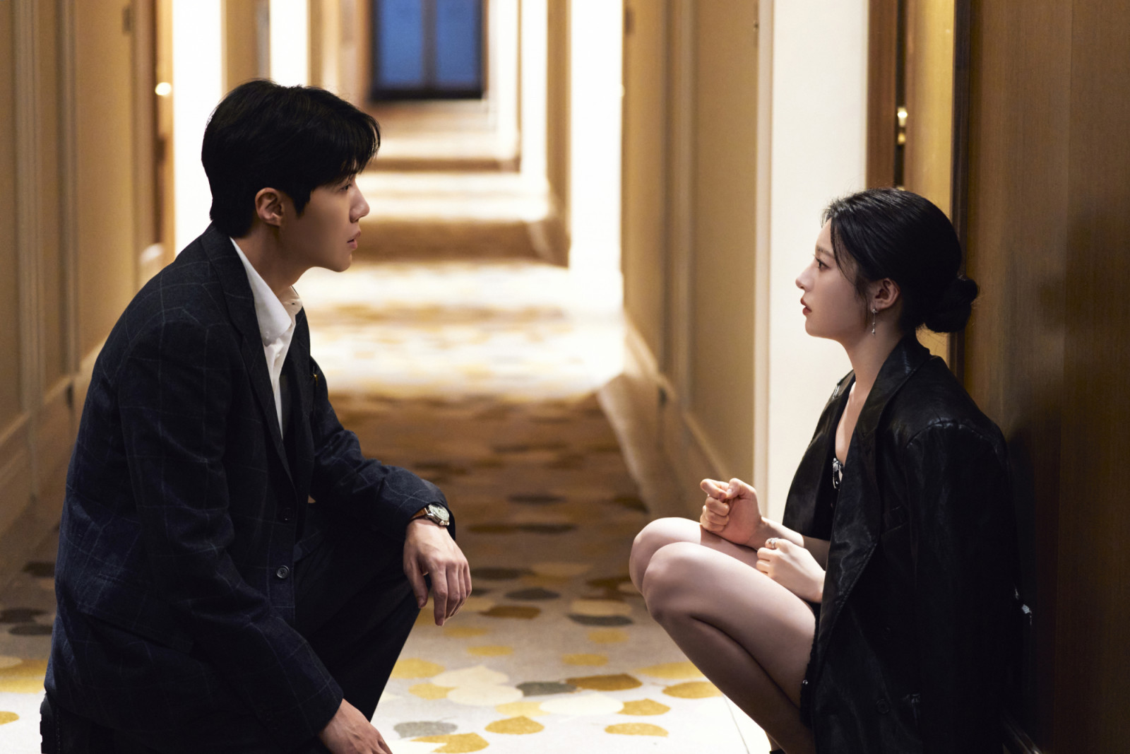 Can This Love Be Translated? (L to R) Kim Seon-ho as Joo Ho-jin, Go Youn-jung as Cha Mu-hee / Do Ra-mi in Can This Love Be Translated? Cr. No Ju-han/Netflix © 2026