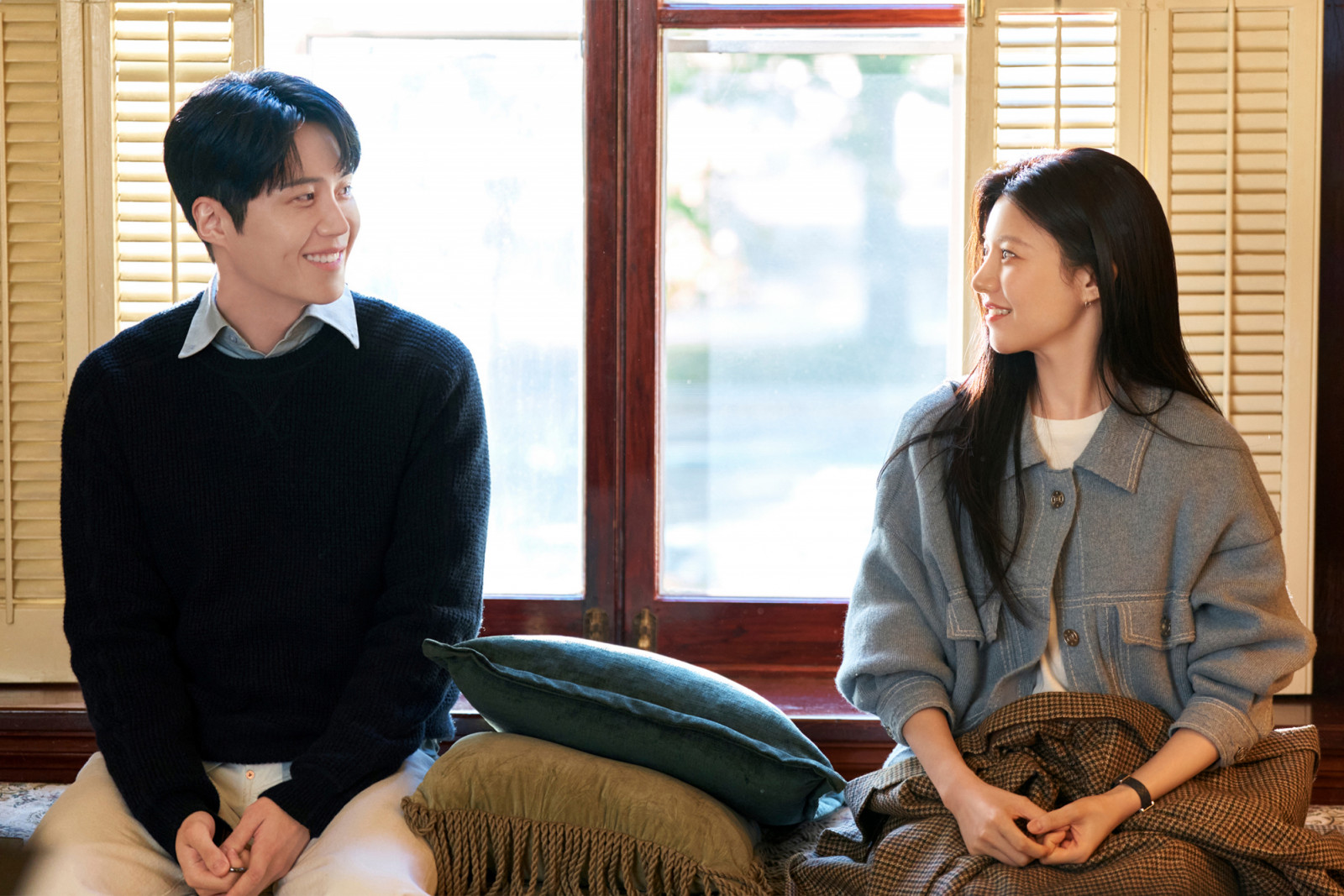 Can This Love Be Translated? (L to R) Kim Seon-ho as Joo Ho-jin, Go Youn-jung as Cha Mu-hee / Do Ra-mi in Can This Love Be Translated? Cr. No Ju-han/Netflix © 2026