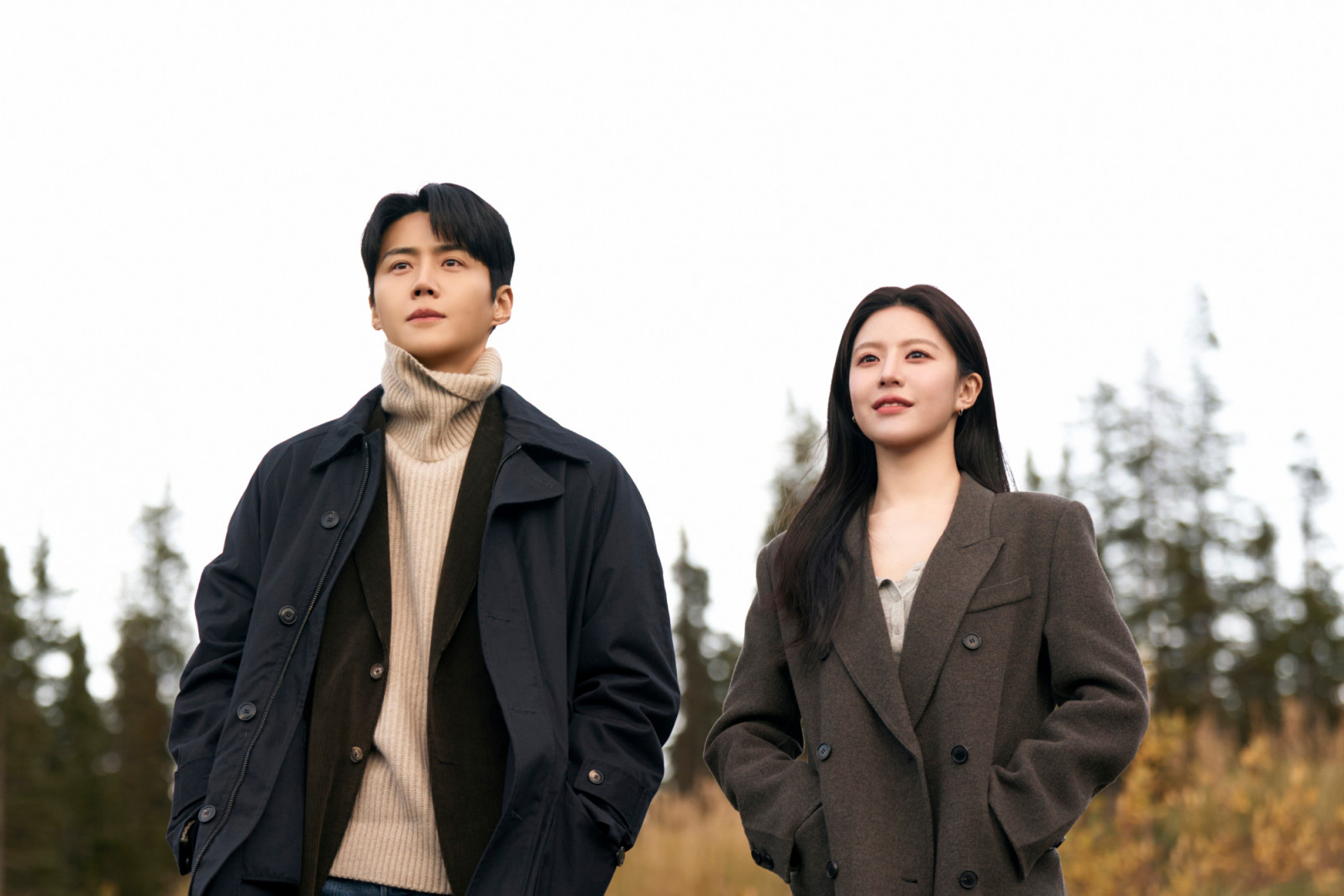 Can This Love Be Translated? (L to R) Kim Seon-ho as Joo Ho-jin, Go Youn-jung as Cha Mu-hee / Do Ra-mi in Can This Love Be Translated? Cr. No Ju-han/Netflix © 2026