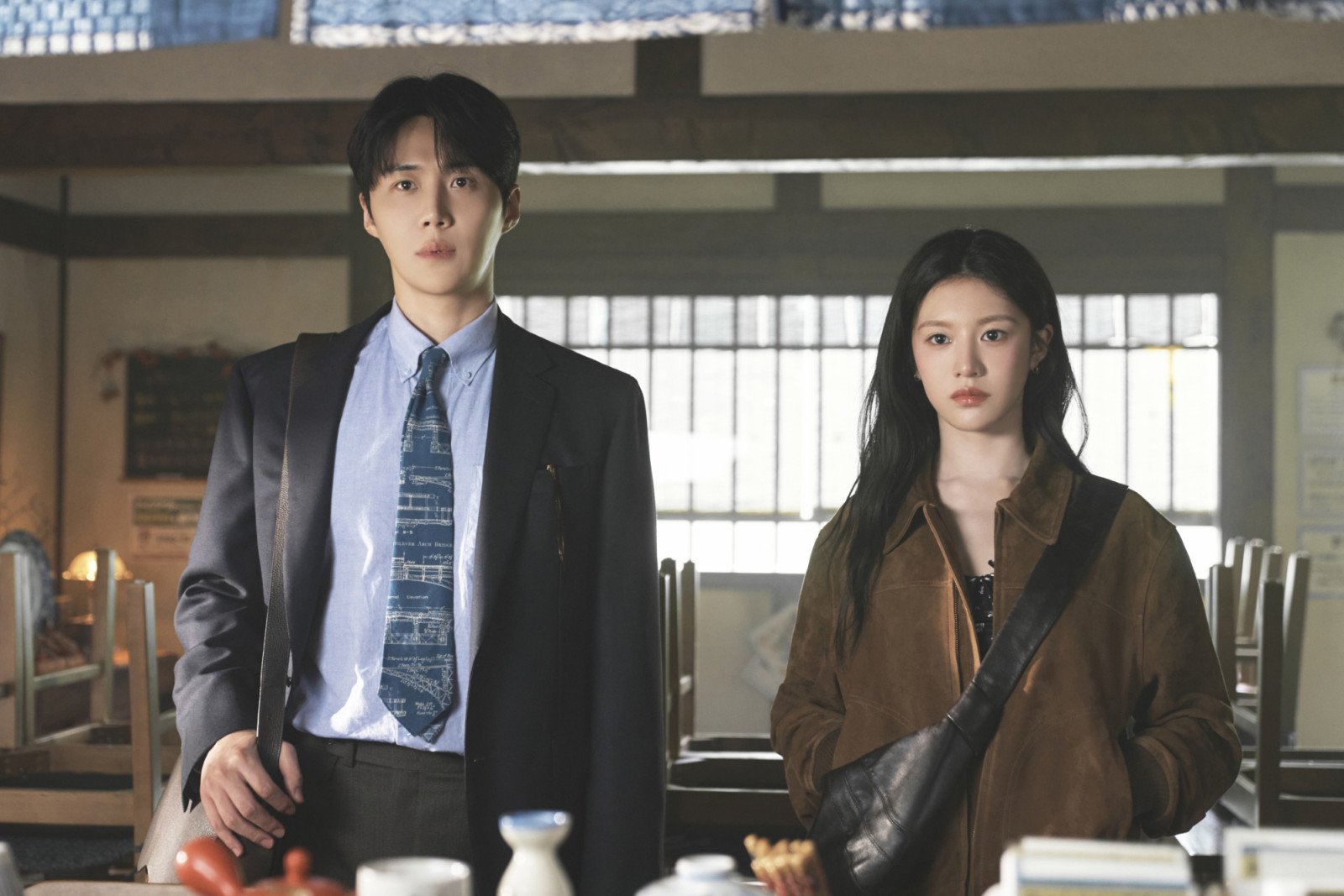 Can This Love Be Translated? (L to R) Kim Seon-ho as Joo Ho-jin, Go Youn-jung as Cha Mu-hee / Do Ra-mi in Can This Love Be Translated? Cr. No Ju-han/Netflix © 2026