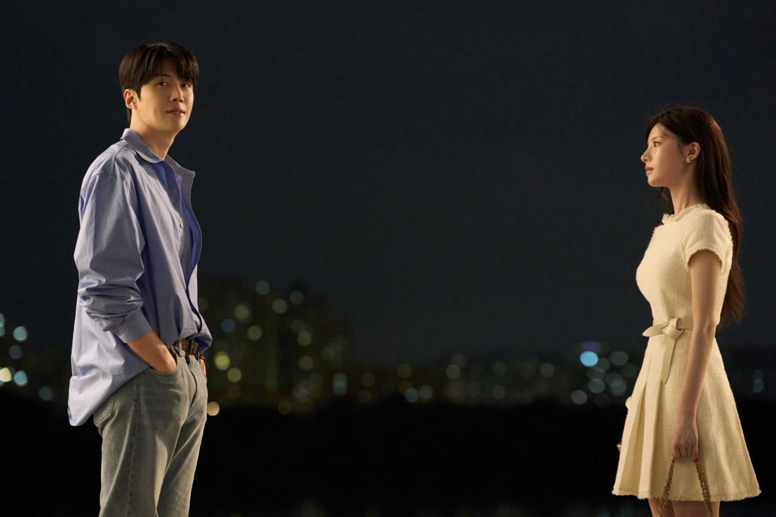 Can This Love Be Translated? (L to R) Kim Seon-ho as Joo Ho-jin, Go Youn-jung as Cha Mu-hee / Do Ra-mi in Can This Love Be Translated? Cr. No Ju-han/Netflix © 2026