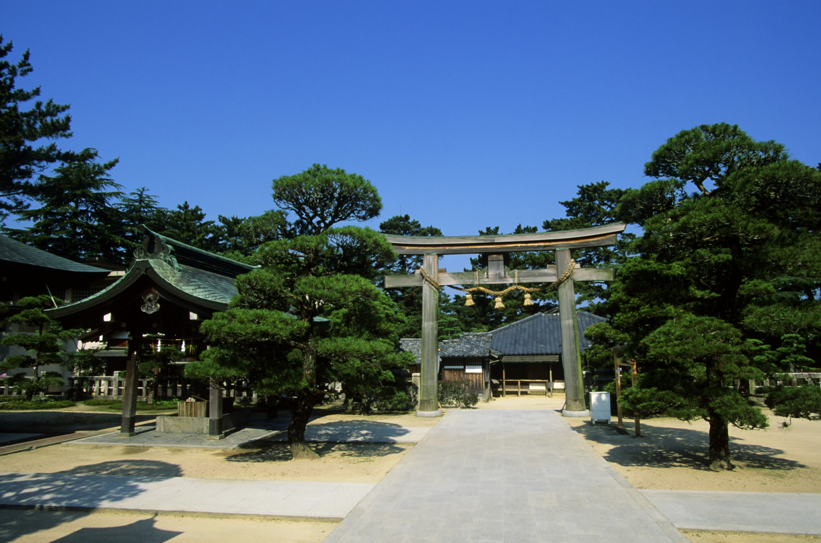 JAPAN - 2000/01/01: Japan, Hagi, Shoin Shrine (shinto Shrine), Tori Gate. (Photo by Wolfgang Kaehler/LightRocket via Getty Images)