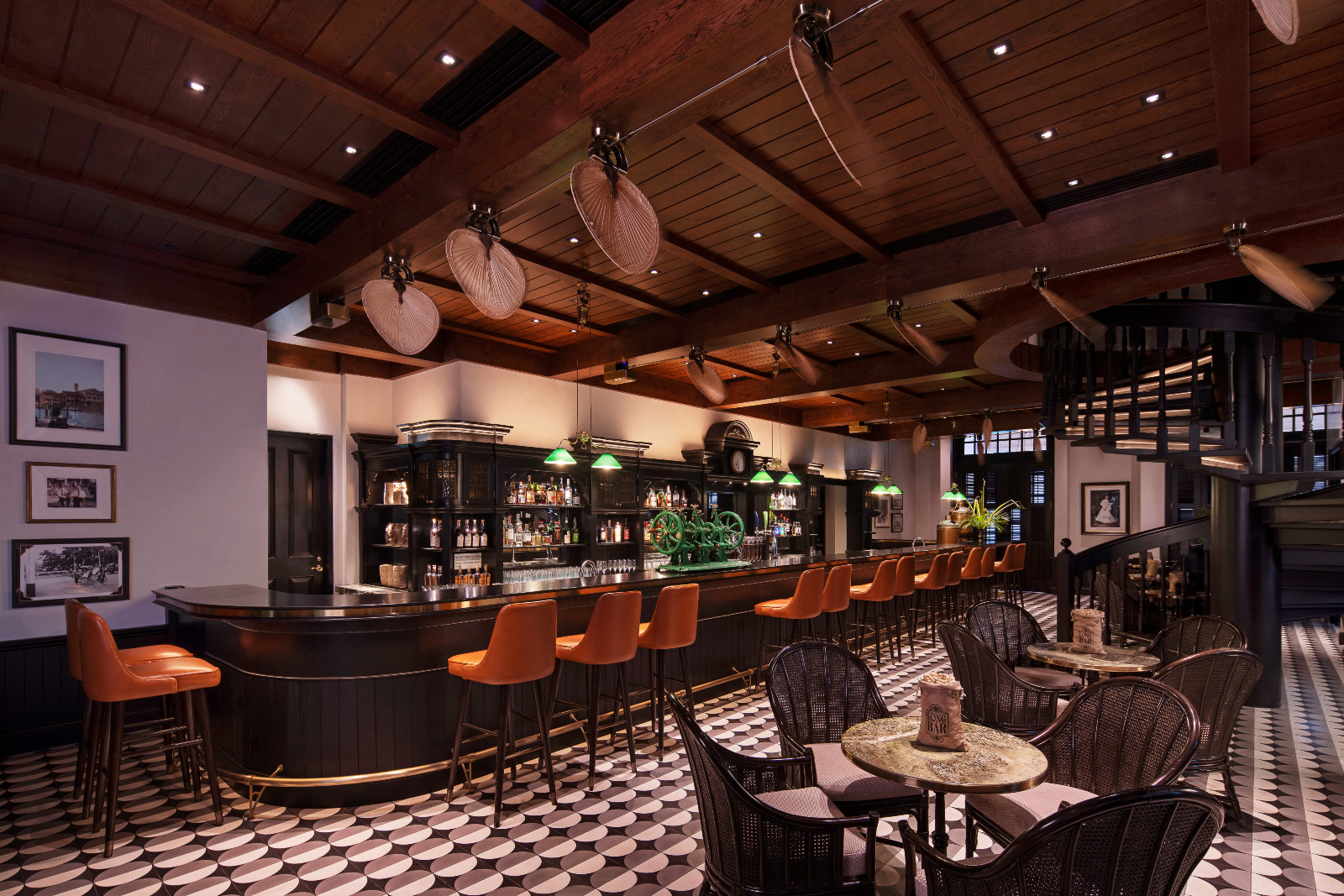 Long Bar, tempat koktail Singapore Sling, pertama diciptakan pada tahun 1915