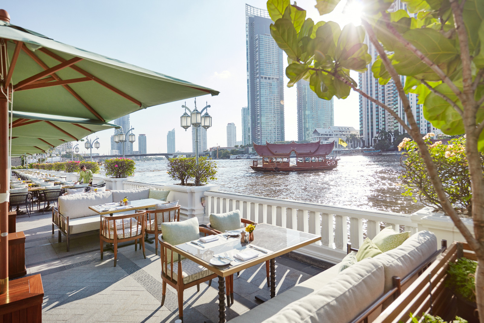 Nikmati pemandangan Sungai Chao Phraya dari The Verandah
