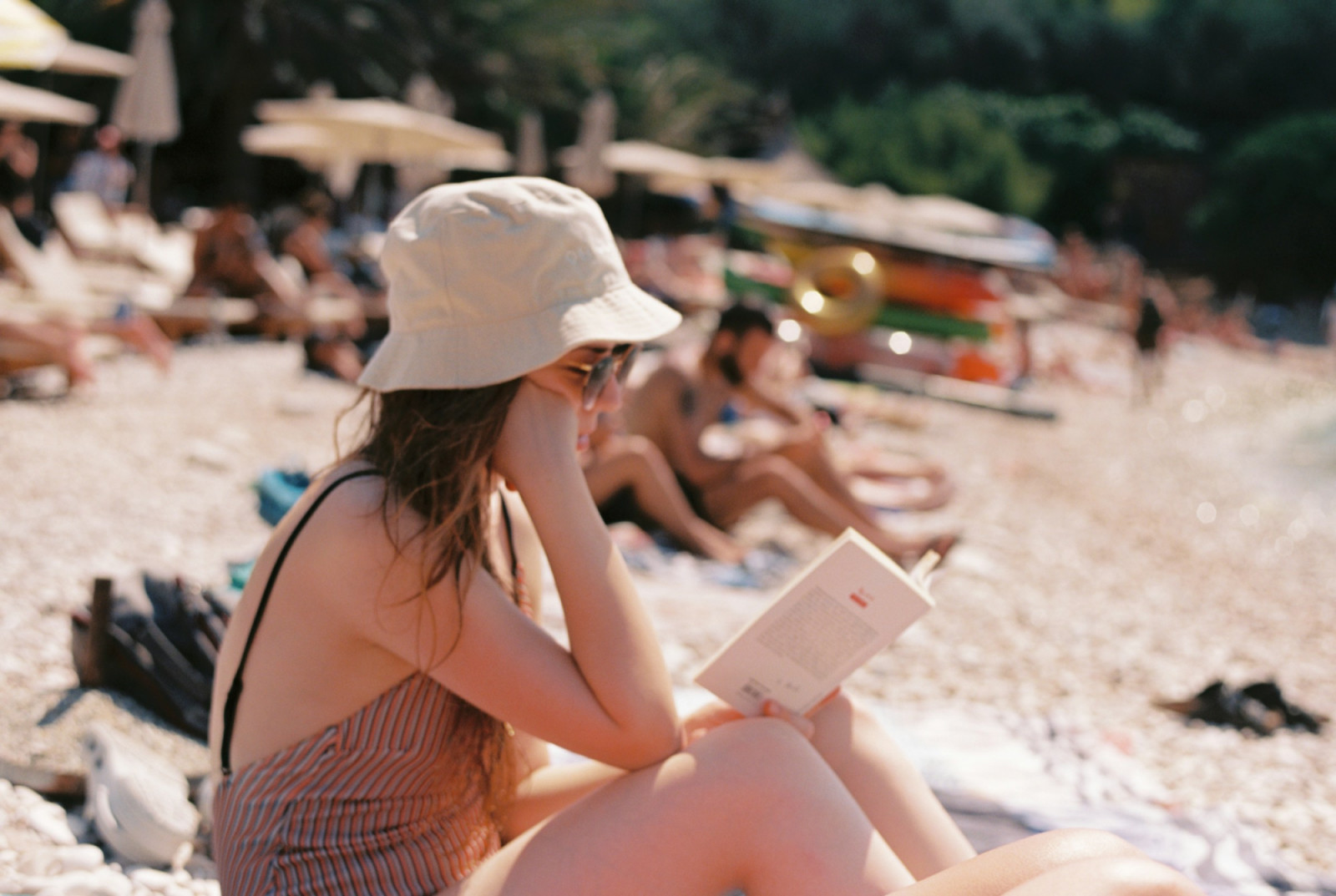 Summer fling novels remind us that some of the most memorable connections happen when nothing is meant to last (Photo: Lawrence Krowdeed/Unsplash)