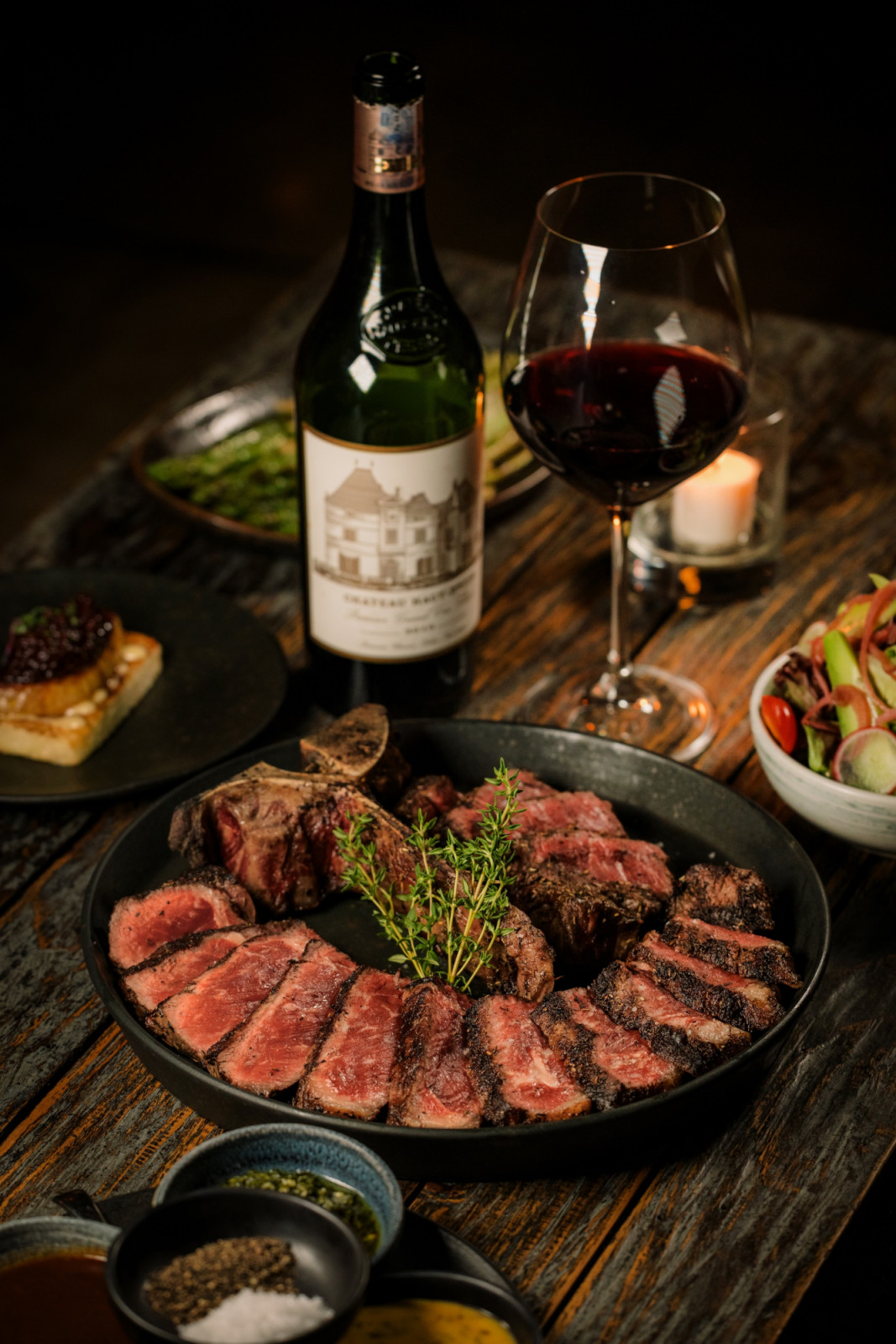 Segelas red wine dan steak dry-aged pilihan di Boy'N'Cow