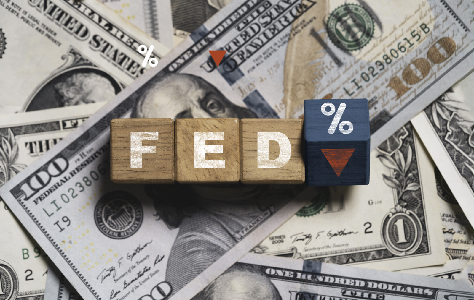 FED wording with down arrow and percentage sign on USD dollar banknote for Federal reserve decrease interest rate control which effect to America and world economic growth concept. (ภาพ: Dilok Klaisataporn)