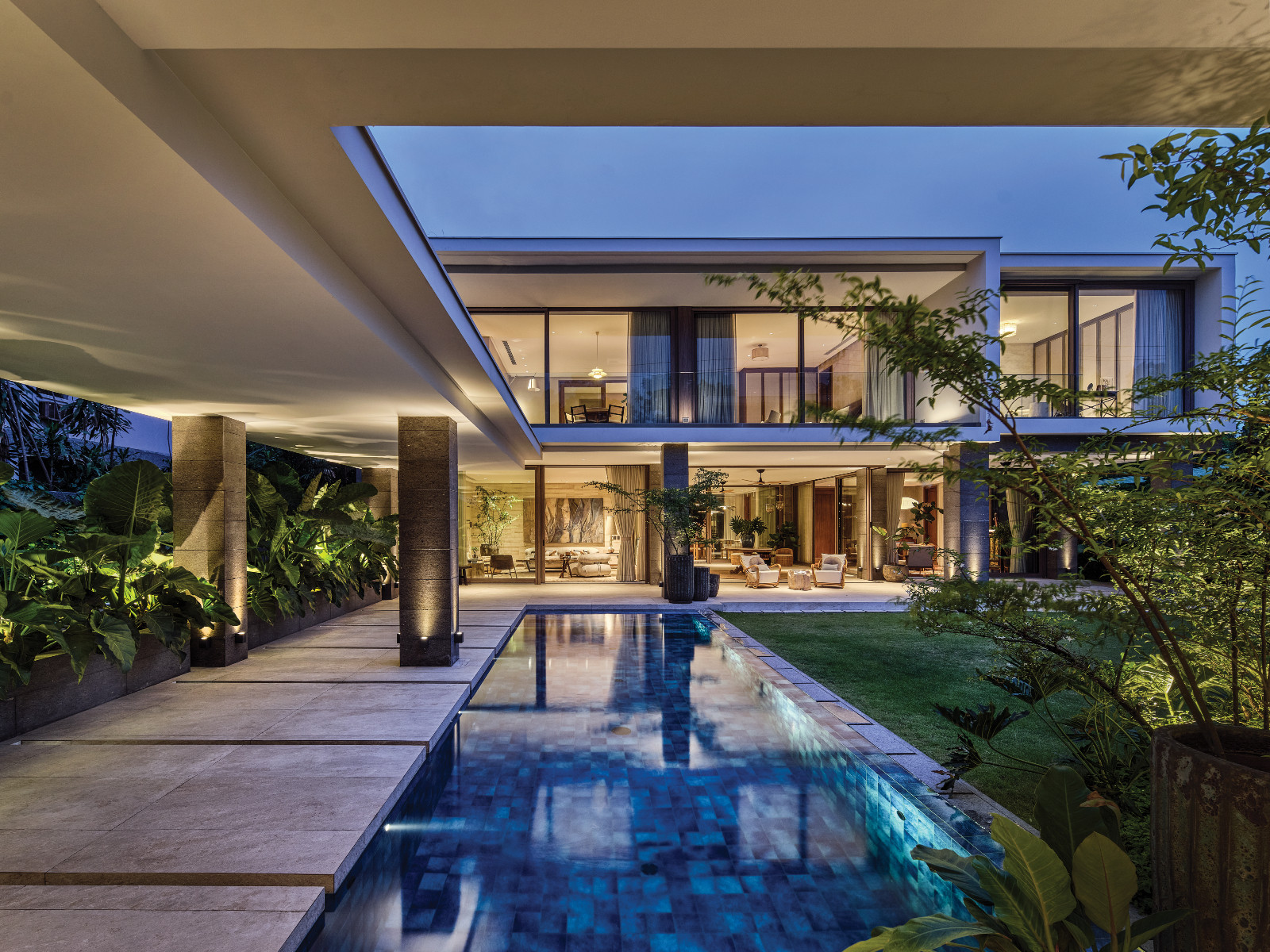 Abstracting the connection between living units with the use of sleek tiles and incorporating
the element of water