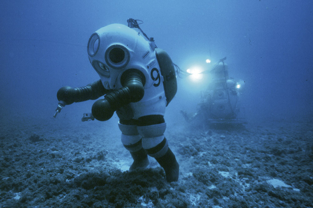 Sylvia Earle in October 1979 on a test dive
wearing a JIM suit in preparation for her recordbreaking
deepest untethered dive off Oahu in
Hawaii.
