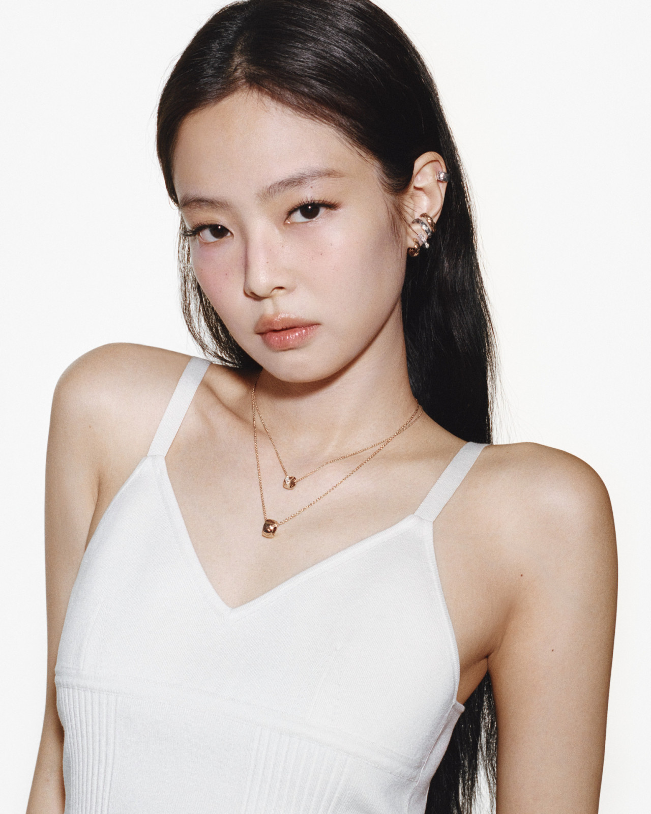 Jennie 佩戴2026年全新Coco Crush新品項鍊。(Photo: Chanel)