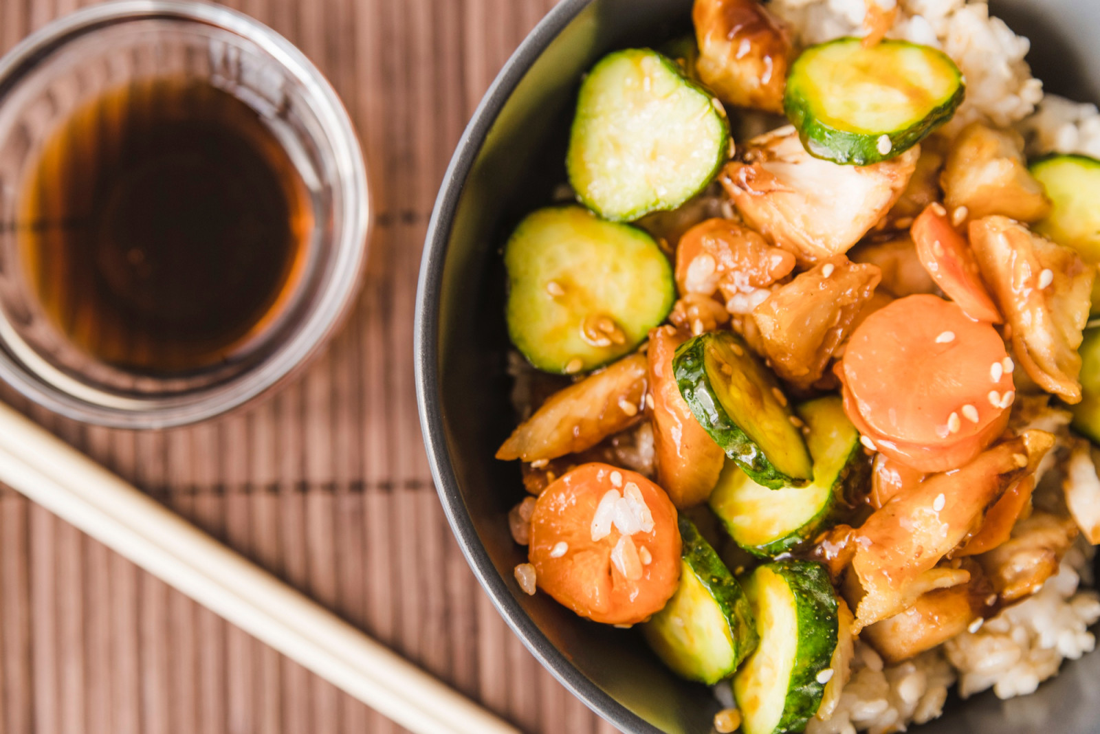 Low-sodium soy sauce reduces salt without sacrificing umami, suitable for soups, stir-fries, and light sauces (Photo: Freepik)
