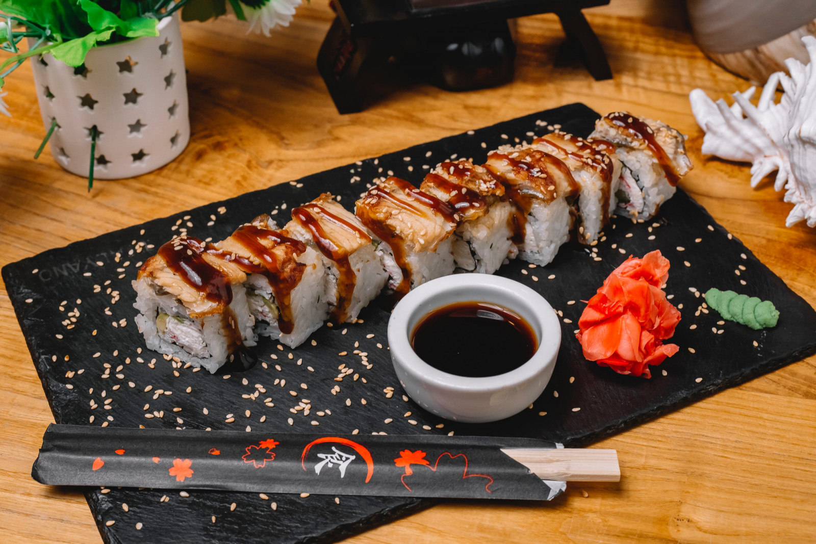 Tamari is a gluten-free, milder option that enhances flavour while keeping dishes smooth and balanced (Photo: Stockking/Freepik)