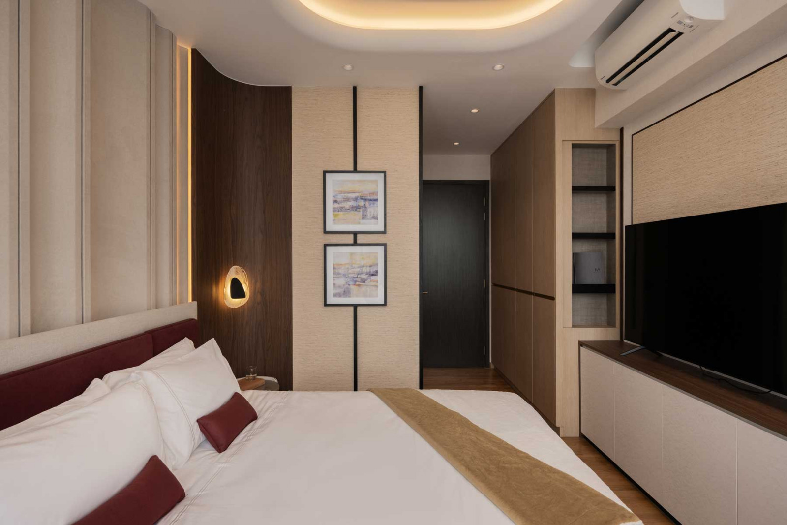The concave wall behind the headboard is finished in
a woven material