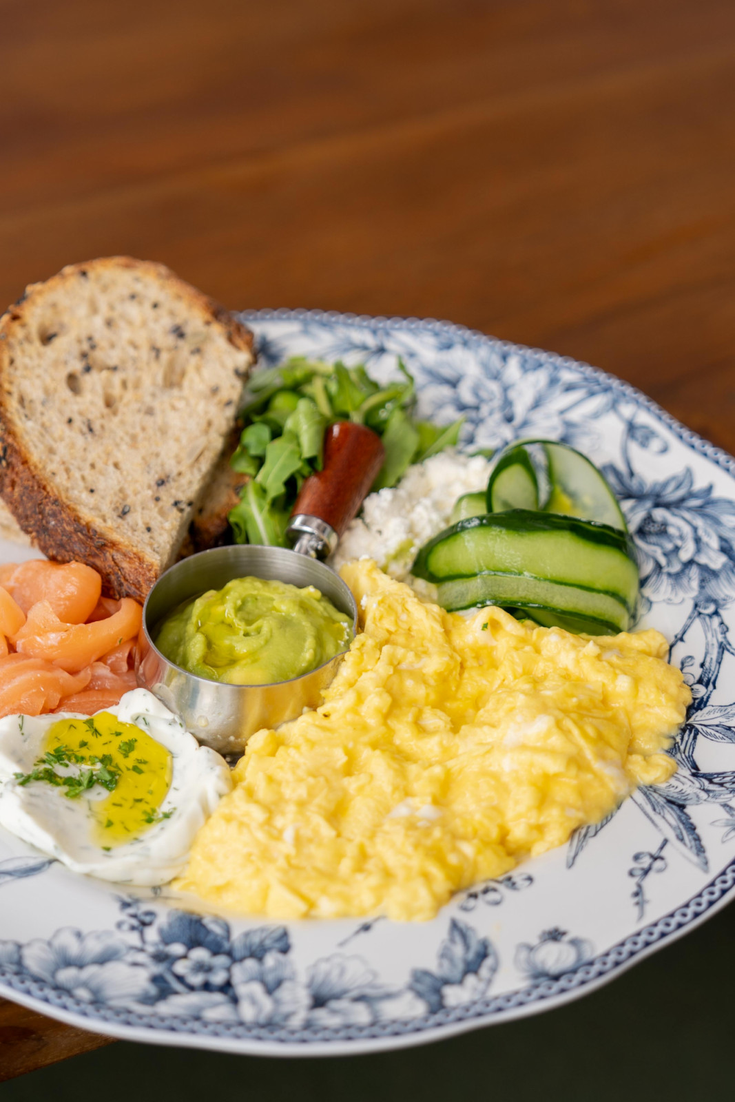 Atlantic Salmon, sepiring cured salmon dengan edamame, alpukat, scrambled egg, salad, cottage cheese, dan dill cream