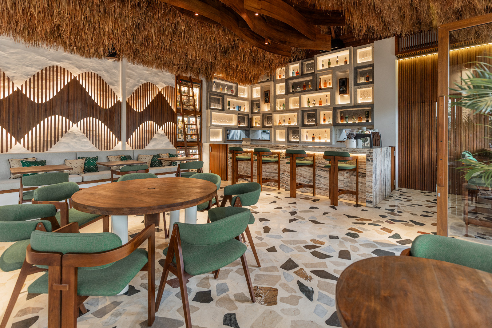 Wine bar dengan koleksi wine yang menarik menjadi fokus di ruangan indoor 12 Kitchen & Wine