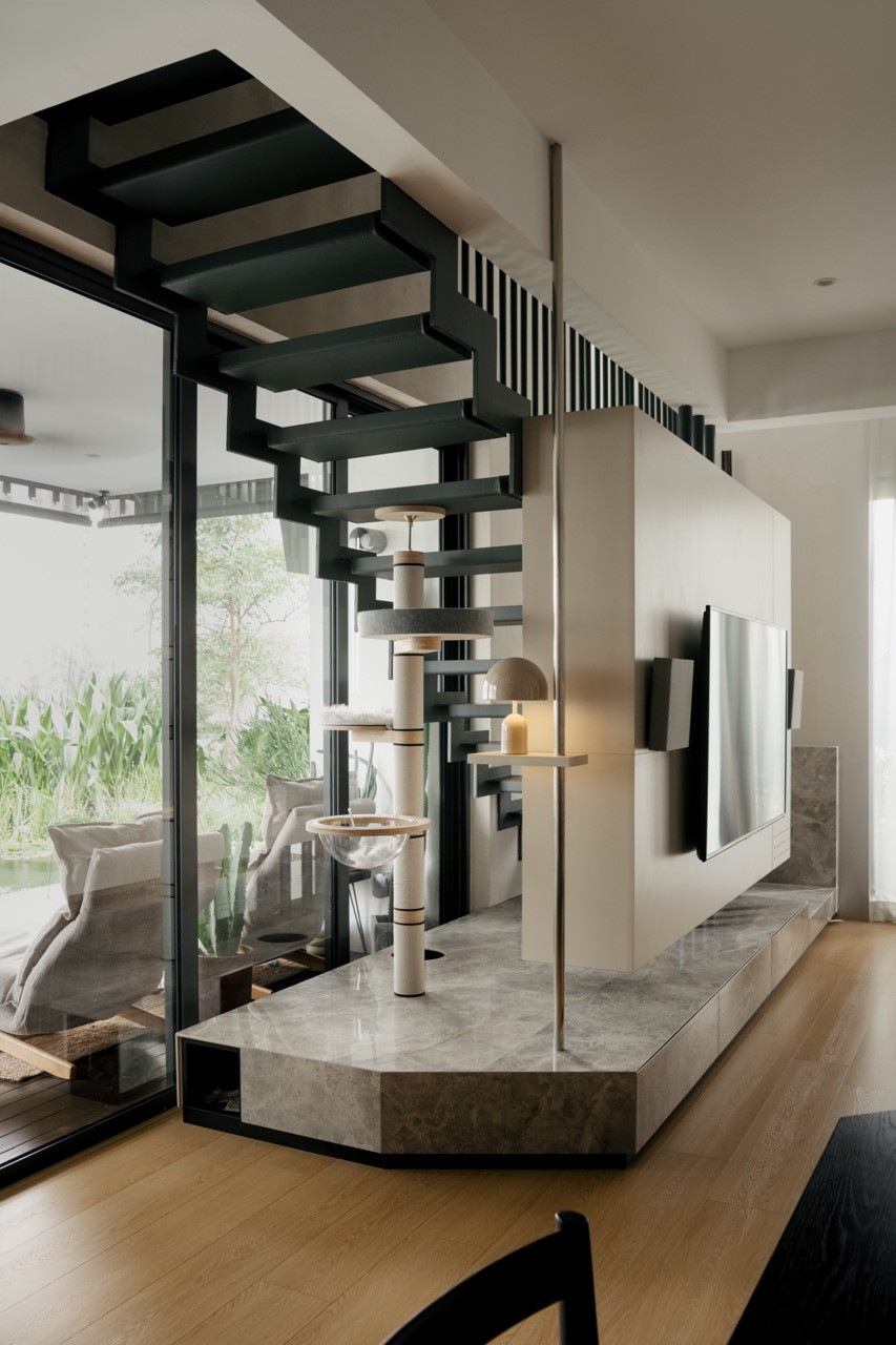 The marble console platform and steel staircase with views to the deck, showing how the interior connects to the outdoor environment