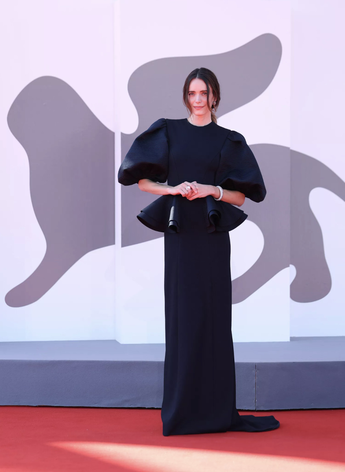 Stacy Martin dalam balutan gaun Louis Vuitton di Venice International Film Festival yang ke-82