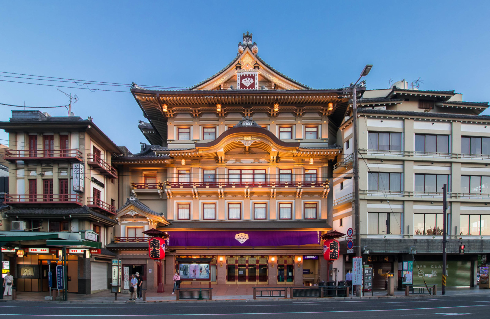 Minami-za (เกียวโต) อาคารทรงยอดจั่วที่วิจิตรตระการตาและดูหรูหรา (ภาพ: Kakidai / commons.wikimedia.org)