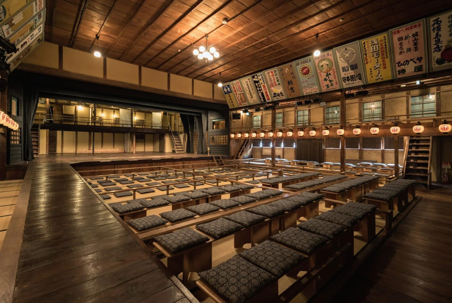 Izushi Eirakukan (เฮียวโงะ) เวทีร่ายรำในชุด “The Maiden of the Wisteria for Two” (ภาพ: visitkinosaki.com)