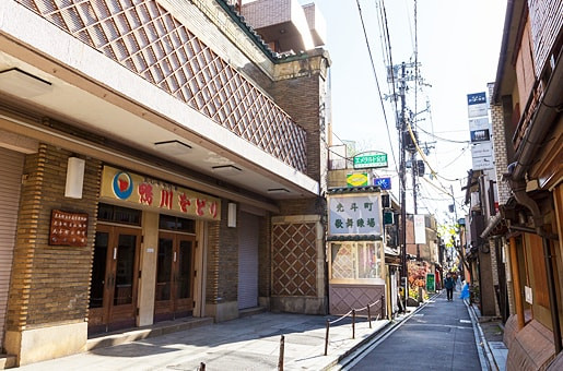 Pontocho Kaburenjo (เกียวโต) ที่ใช้เป็นฉากที่คิคุโอะก้าวเข้าสู่เบื้องหลังโรงละครเป็นครั้งแรกในชีวิต (ภาพ: kamogawa-odori.com)