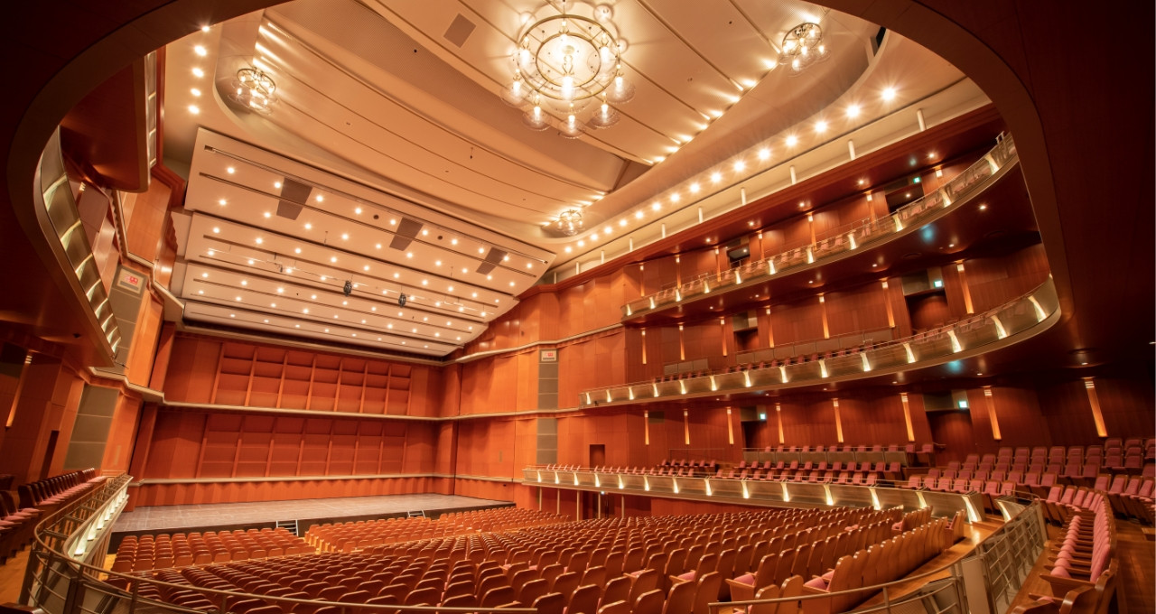 Biwako Otsu Hall (ชิกะ) ฉากสมมติของโรงละคร “Hino-honza” ใน Kokuho (ภาพ: biwako-hall.com)