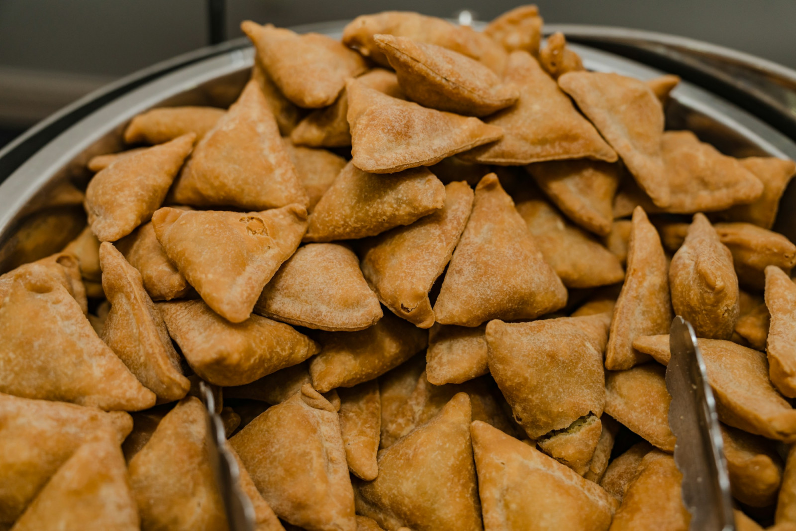 Samosa are crisp triangular dumplings loaded with spiced fillings and street-side appeal (Photo: Rashpal Singh/Unsplash)