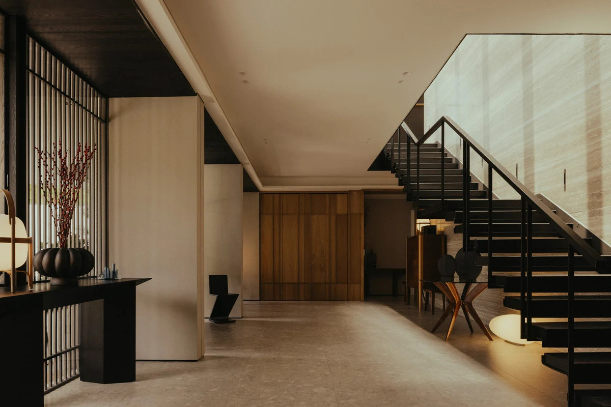 One enters the house into a spacious foyer dotted by the owners’ furniture collection