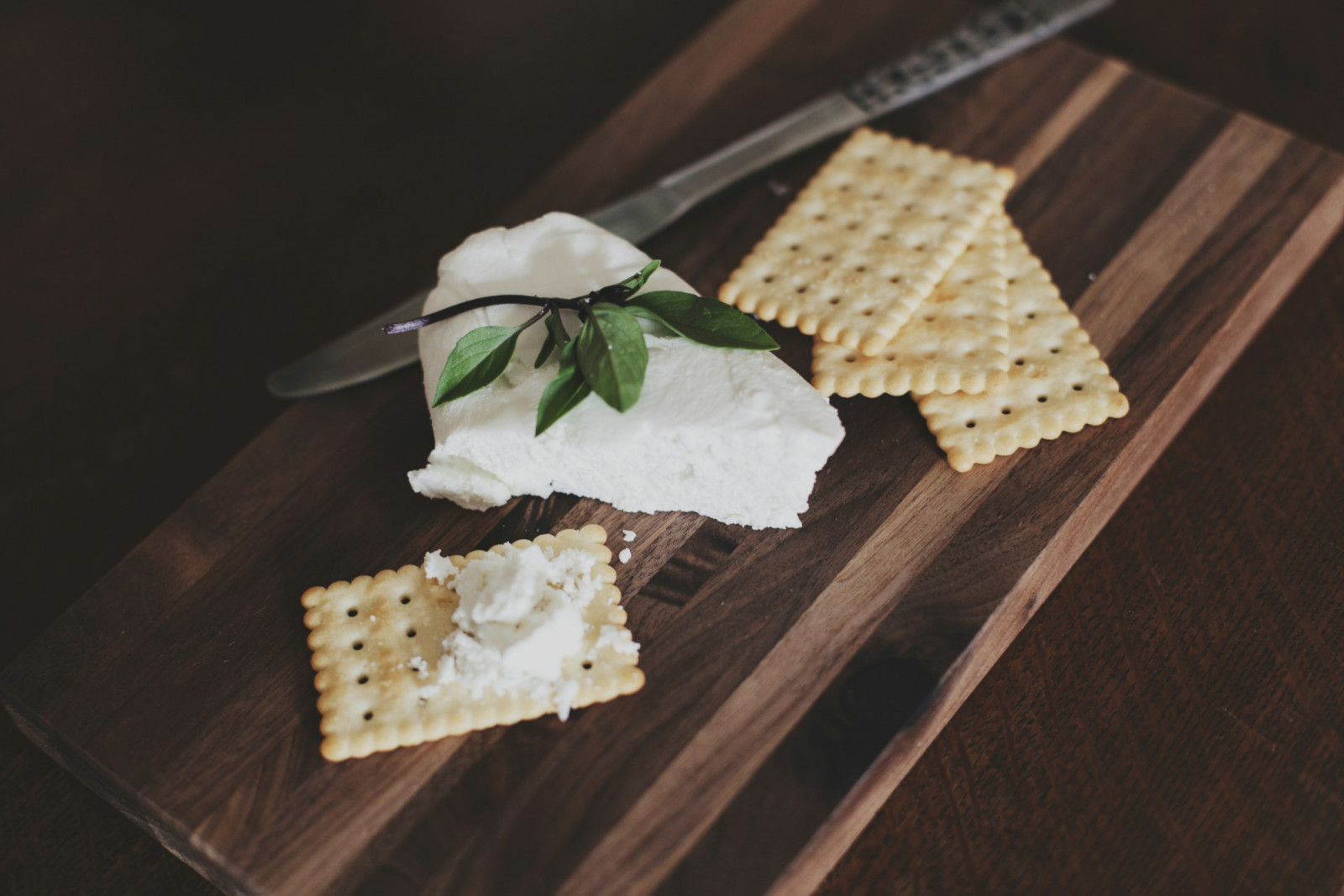 In Scandinavia, cottage cheese is a light, protein-rich addition to bread, crispbreads, or simple meals (Photo: Anita Peeples/Unsplash)