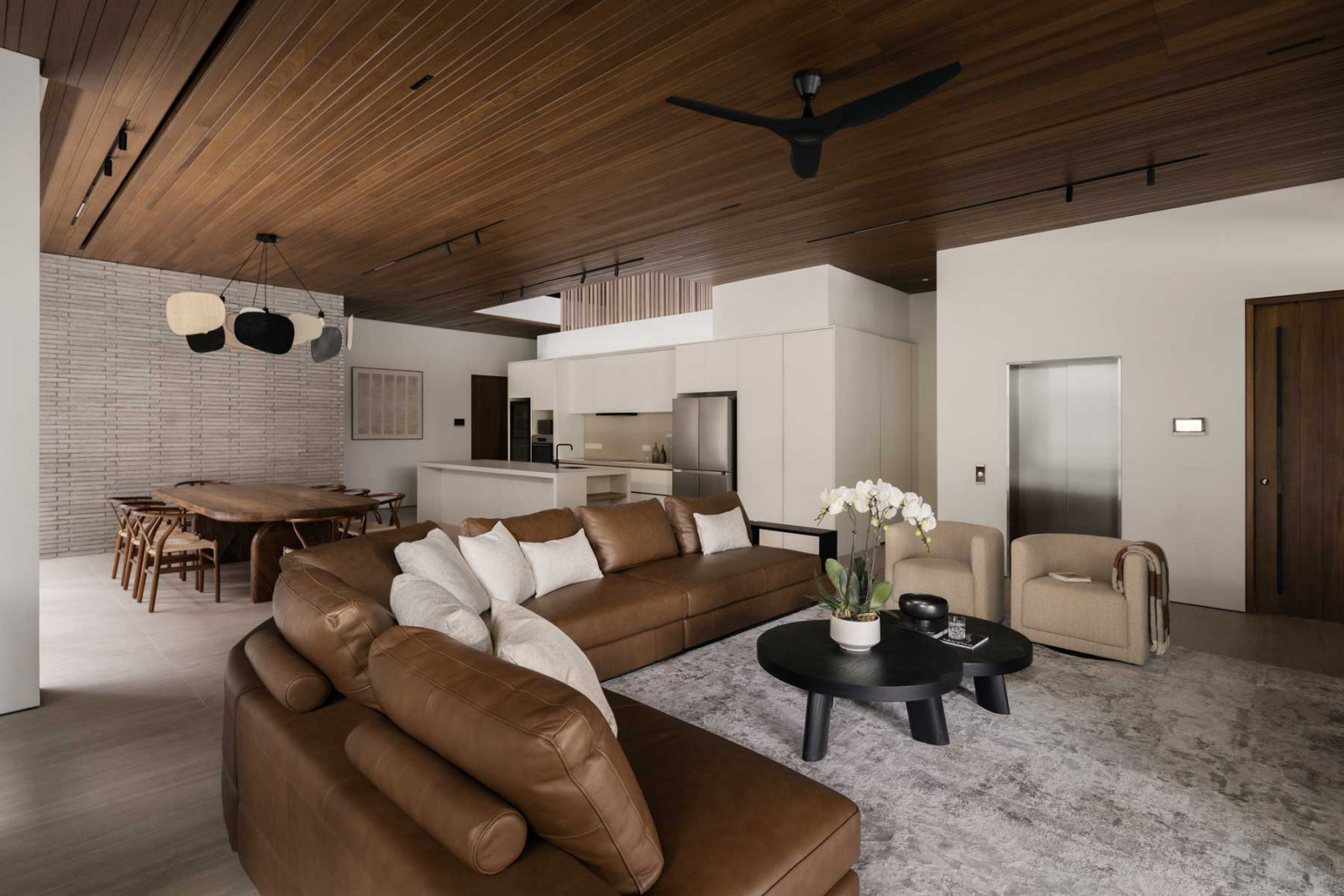Linear Studio Design’s senior design director Monica Tan drew upon the Australian Outback to shape a beautiful family home spanning two storeys and an attic in the exclusive Bukit Timah enclave