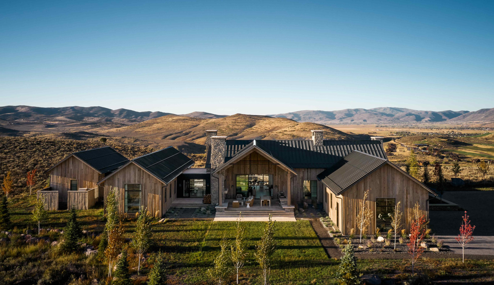 Summit Residence unfurls as a versatile family retreat within a three-acre-plus site in the sweeping wilds of Park City, Utah