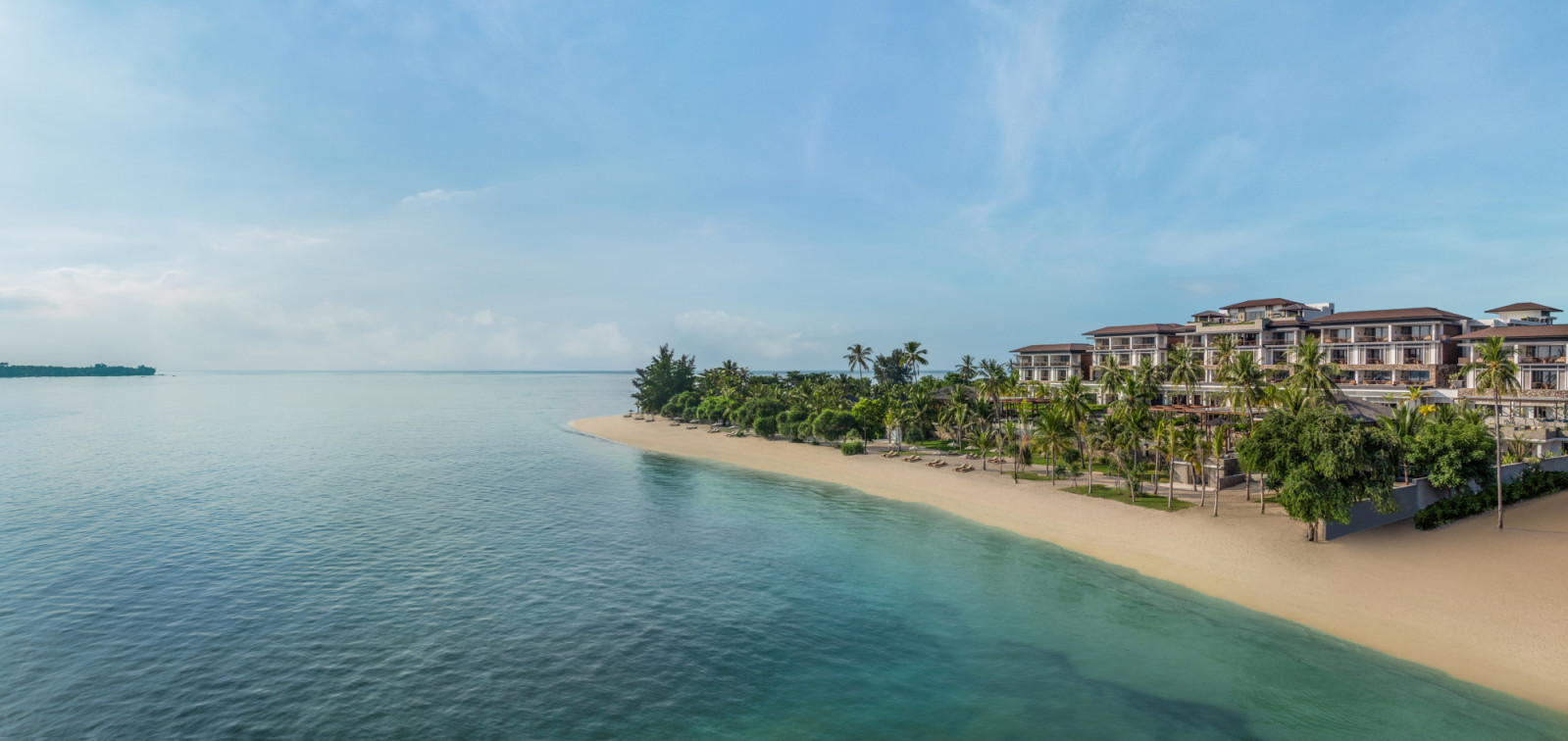 Pesisir utara Lombok memiliki pantai yang biru, tenang, dan jernih