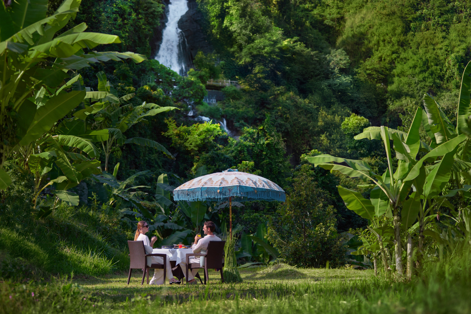 Nikmati sarapan berdua dengan di pinggir air terjun