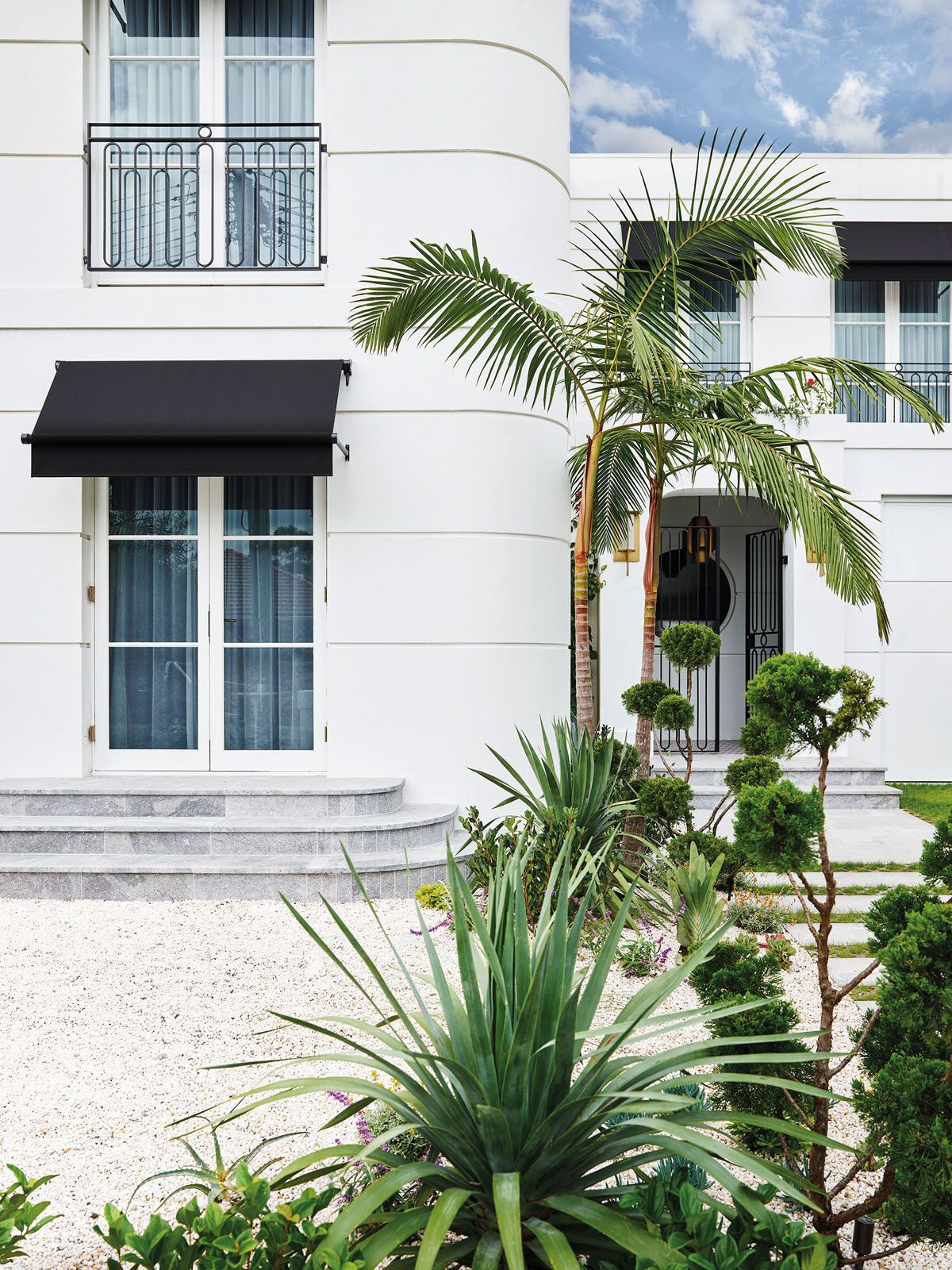 The building facade was remodelled into the Art Deco style with round proportions and clean lines