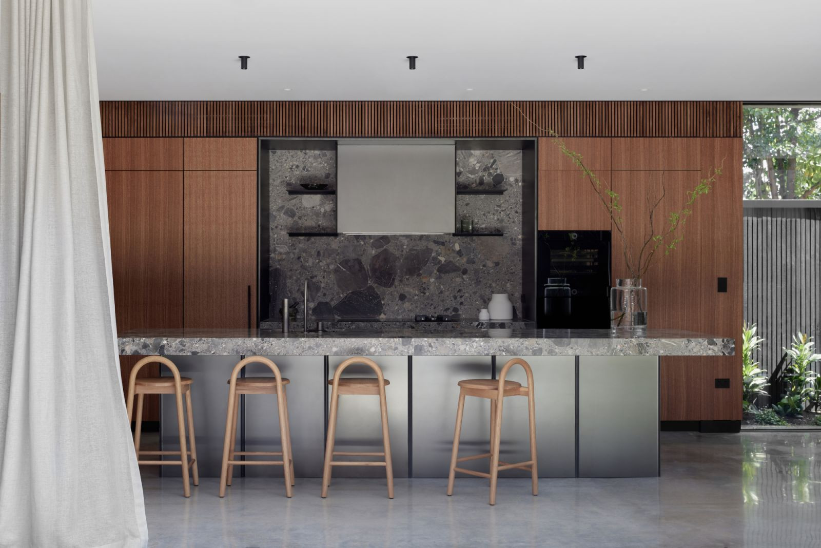 he new wing, which spills out to the courtyard, is the embodiment of indoor-outdoor living