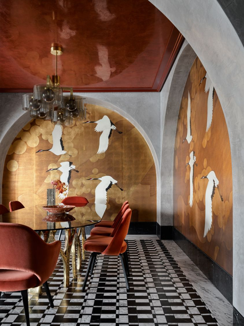The Knoll dining chairs by Eero Saarinen mirror the brick-red hue of the ceiling (Photo: Anson Smart)