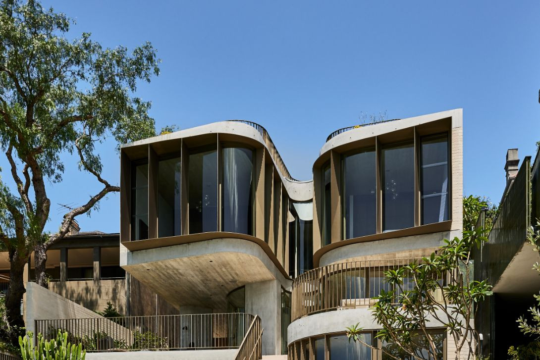 A view of the river-facing modern facade (Photo: Pablo Veiga/ Photofoyer)