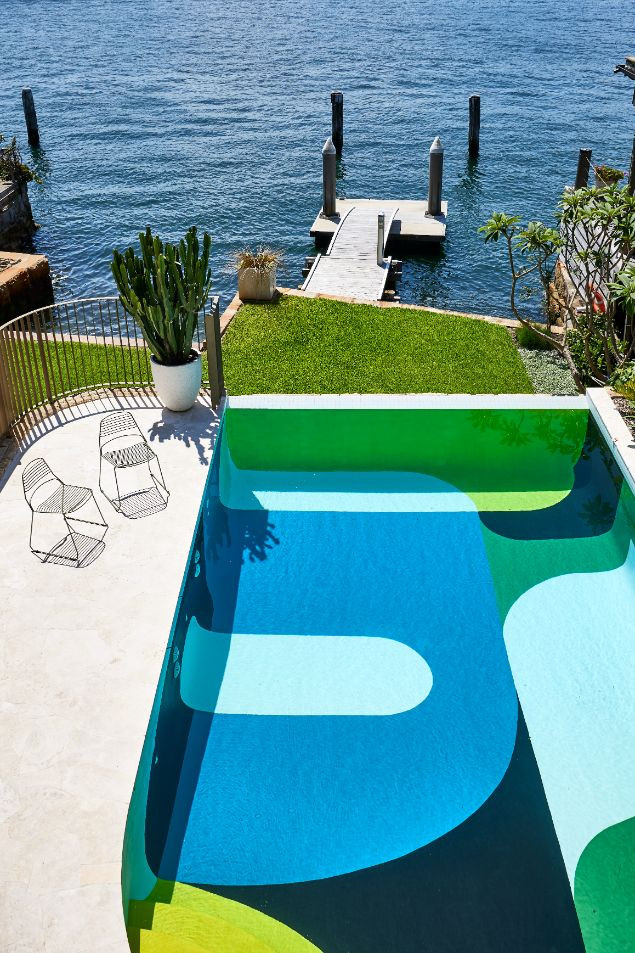 A colourful geometric pattern in the swimming pool makes the outdoor deck an eye-catching space (Photo: Pablo Veiga/ Photofoyer)