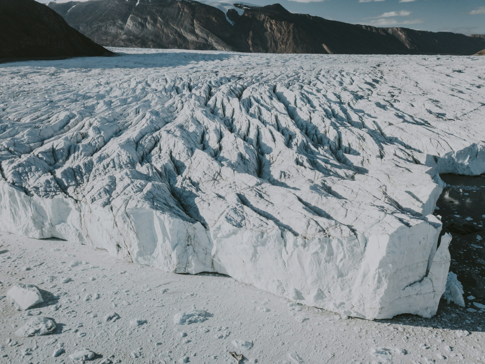 The Greenland ice sheet covers most of the island, holding vast freshwater reserves and shaping both local landscapes and global sea levels (Photo: Annie Spratt/Unsplash)