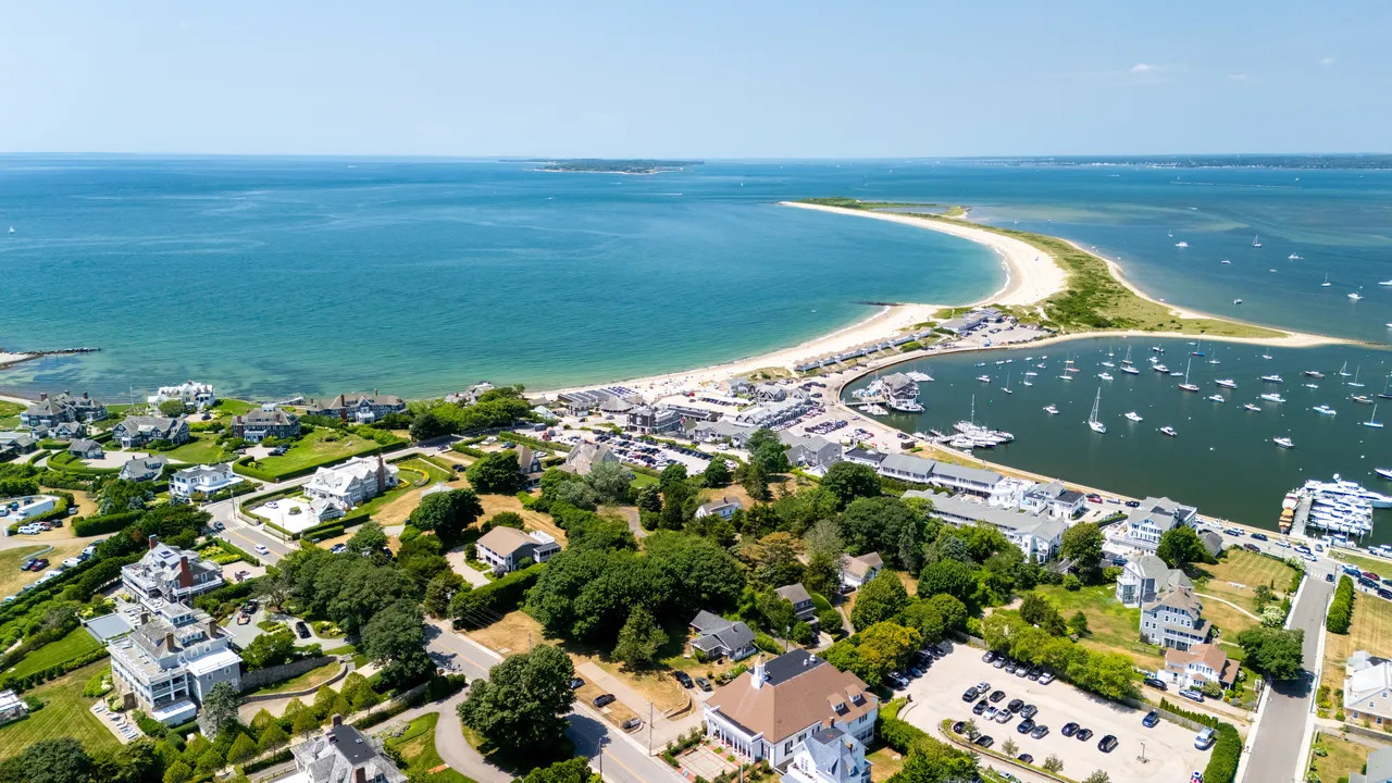 Aerial drone view of the 2.6-acre Watch Hill compound, showing its prime location next to Taylor Swift’s ‘Holiday House’ and the Atlantic coastline. (Source: realtor.com)
