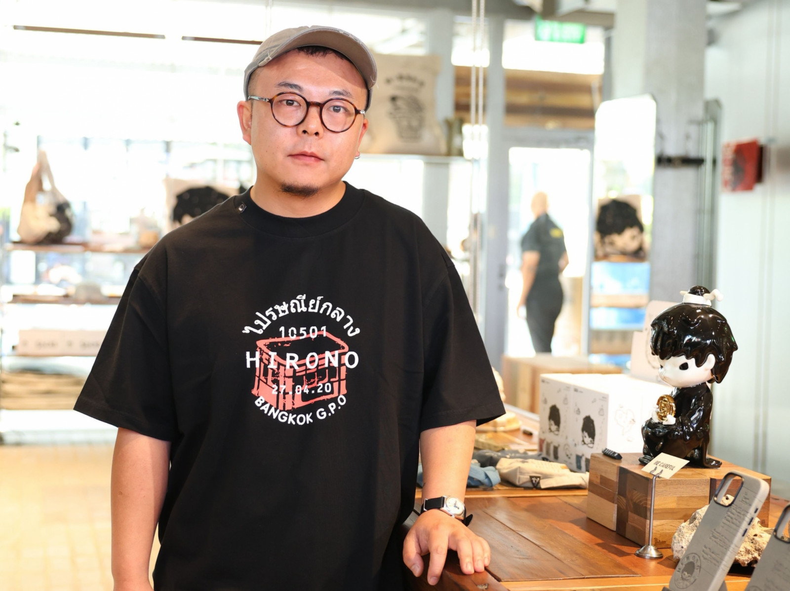 LANG มาร่วมงานเปิดตัว Hirono Store แห่งแรกในประเทศไทยเมื่อเดือนธันวาคมที่ผ่านมา โดยตั้งใจออกแบบร้านเพื่อถ่ายทอดจิตวิญญาณของ “ตลาดน้ำแบบไทย” ผ่านมุมมองร่วมสมัย (ภาพ: Hirono Thailand)