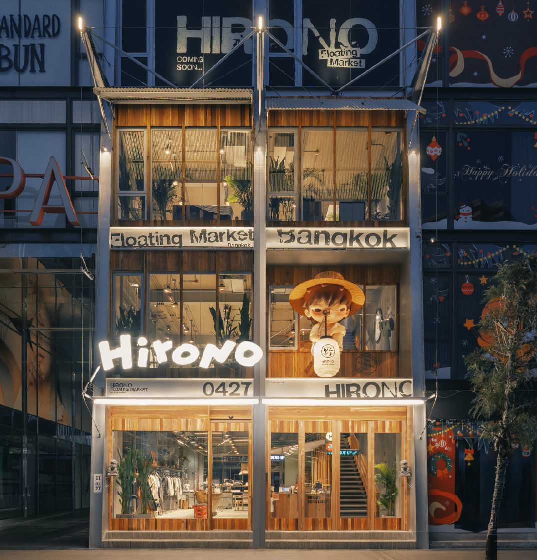 Hirono Store แห่งแรกในเมืองไทย และแห่งที่สองของโลก ได้รับการออกแบบในสไตล์ loft ภายใต้คอนเซ็ปต์ "Hirono Floating Market Bangkok" โดยมีแรงบันดาลใจจากวิถีชีวิตริมน้ำของไทย ซึ่งเป็นชุมชนที่มีชีวิตและเปี่ยมด้วยความทรงจำจากรุ่นสู่รุ่น (ภาพ: Hirono Thailand)