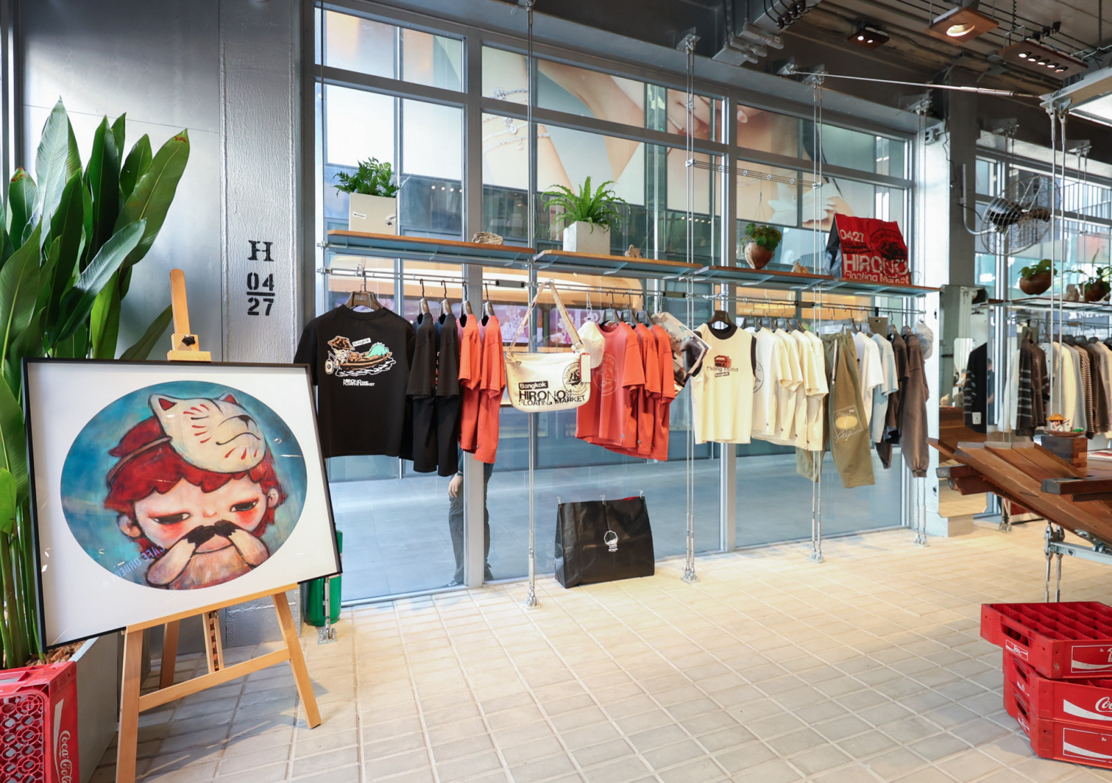 บรรยากาศภายใน Hirono Store ที่มีจำหน่ายเสื้อผ้าคอลเล็กชั่นพิเศษสำหรับประเทศไทย (ภาพ: Hirono Thailand)