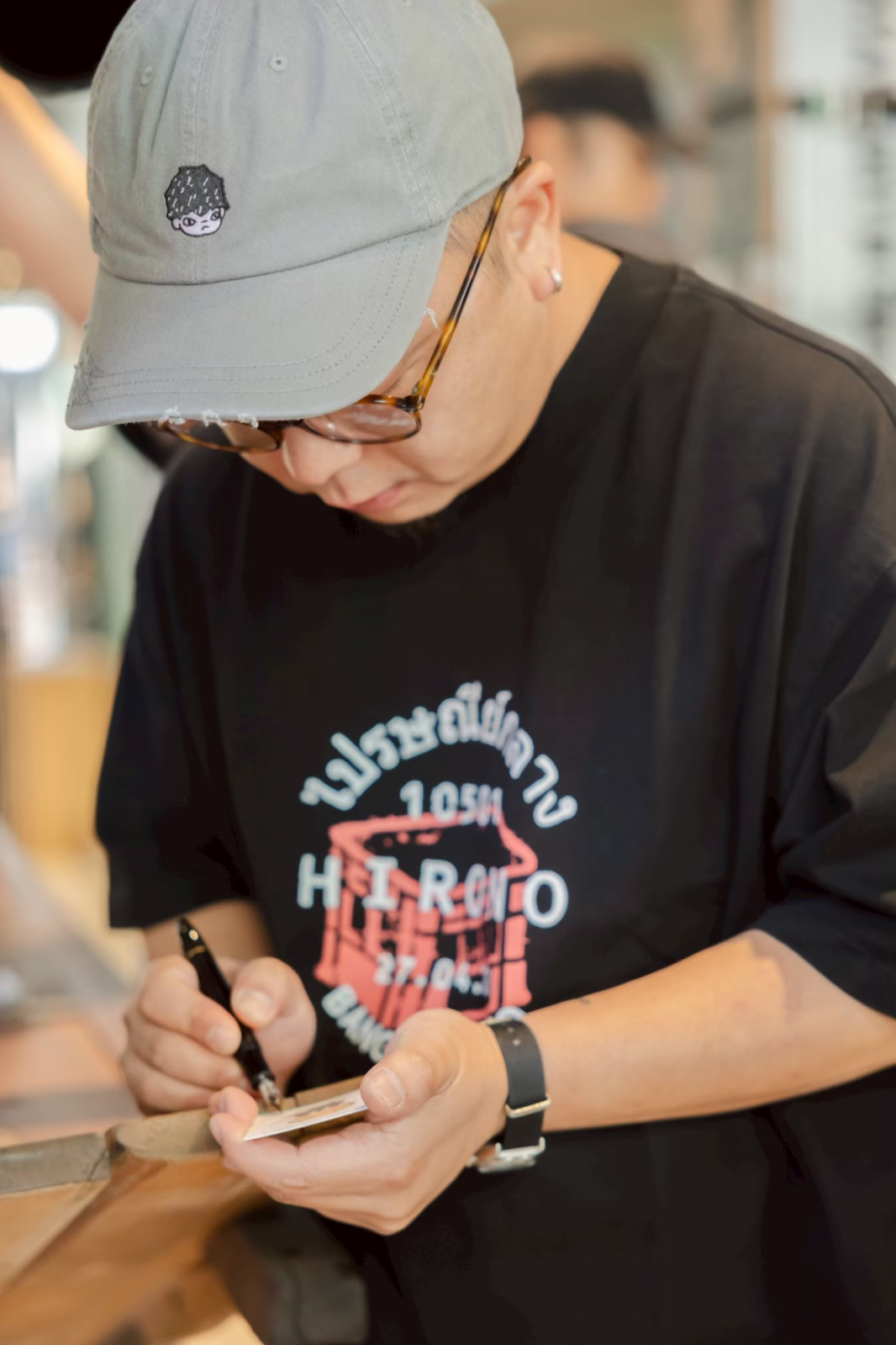 LANG มักจะมอบลายเซ็นในผลงานให้กับแฟนคลับอย่างไม่ถือตัว (ภาพ: Hirono Thailand)