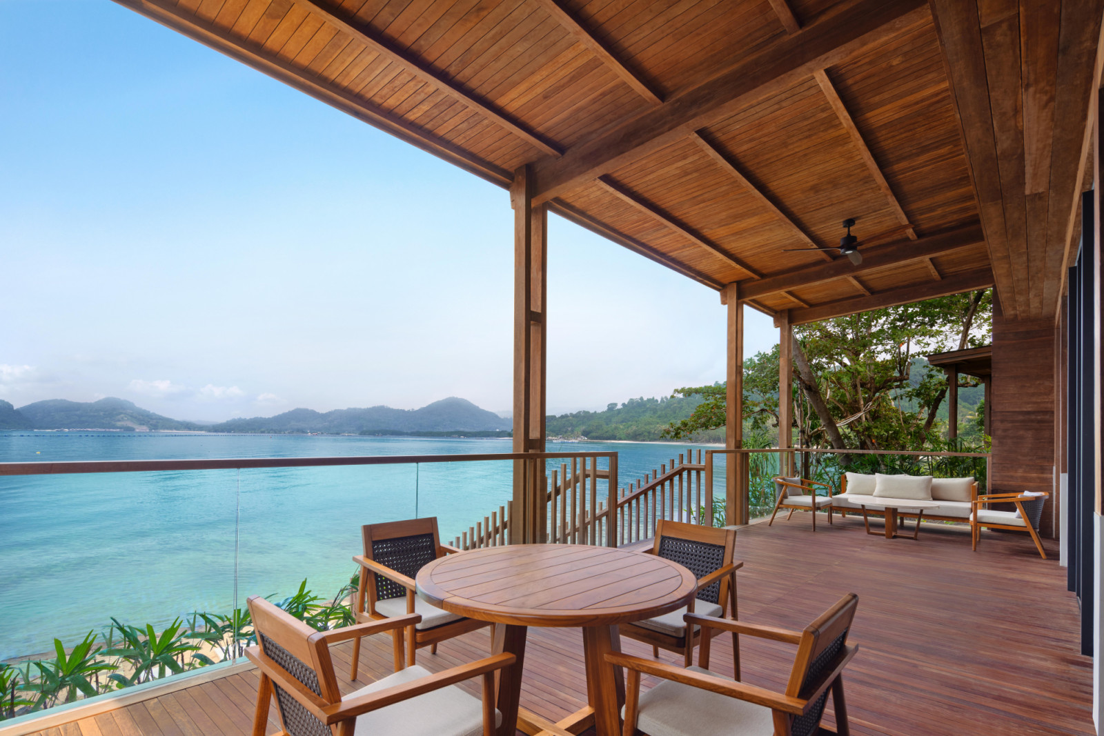 Pemandangan laut dari teras vila dengan satu kamar tidur di Lampung Marriott Resort & Spa