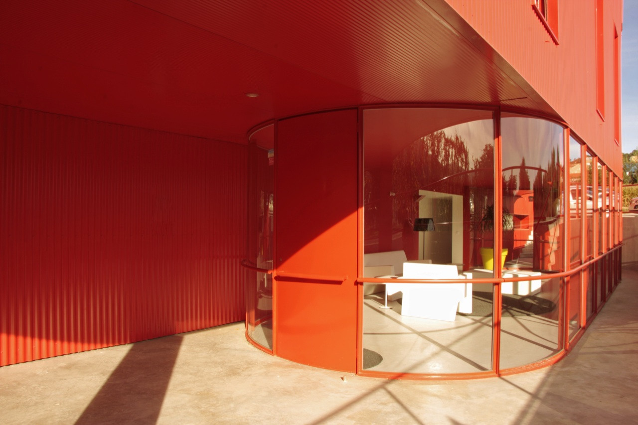 A subtle deviation in the façade marks the main entrance (Photo: Santo Eduardo Di Miceli)