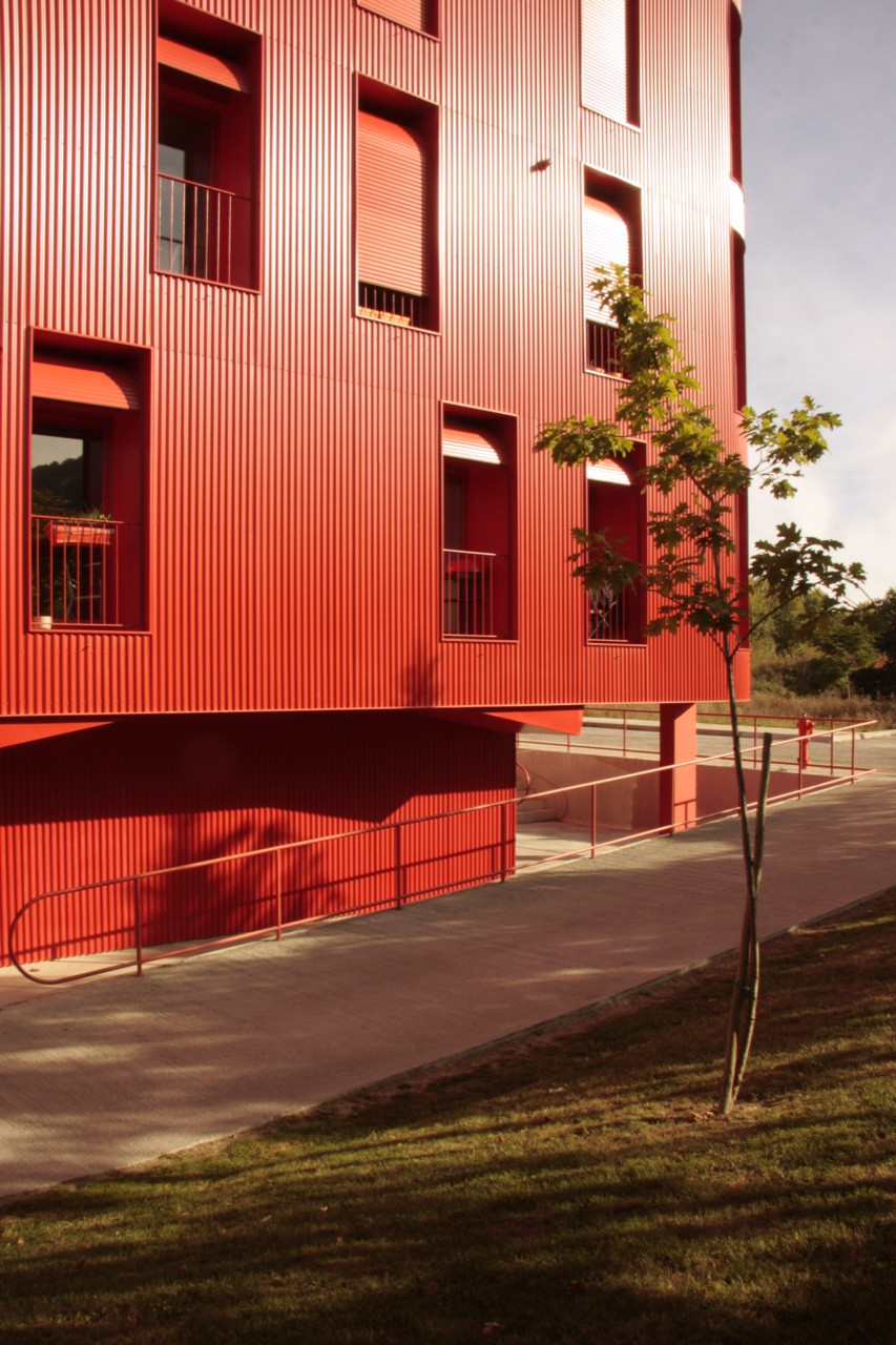 The ground level makes the volumes above to appear visually lighter (Photo: Santo Eduardo Di Miceli)