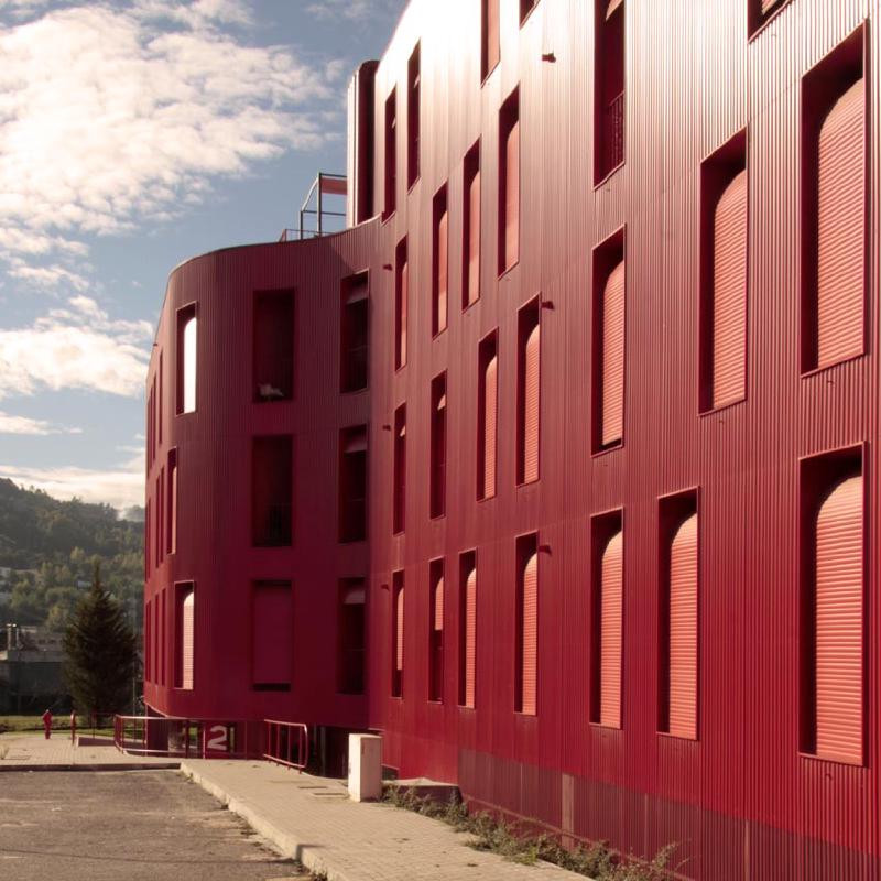 The curving structure provides solar protection and improve thermal comfort (Photo: Santo Eduardo Di Miceli)