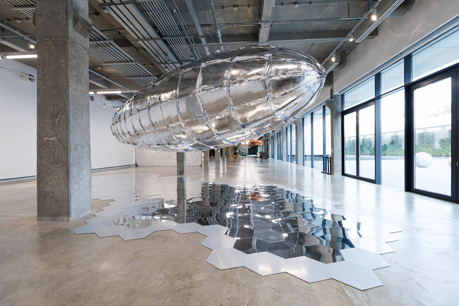 WILLING TO BE VULNERABLE–METALIZED BALLOON V3 (2015-2019) (ภาพ: dib Bangkok)