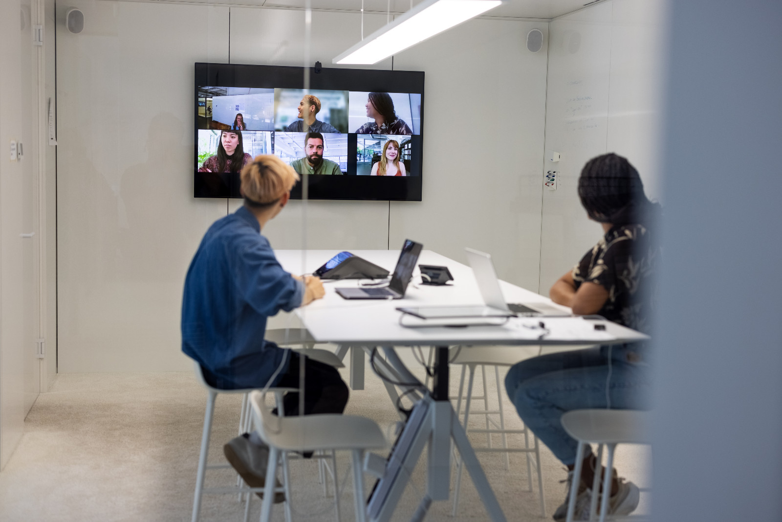 Zoomers, often regarded as the loneliest generation, prefer a hybrid work arrangement because it allows them to build connections and interact with their colleagues (Photo: Getty Images)